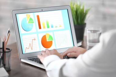 Ofiste masada dizüstü kullanarak Pazarlama Müdürü