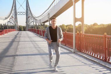 Açık havada çalışan olgun sportif erkek