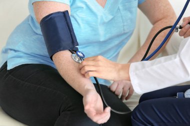 Genç kadın ölçüm tansiyon klinik içinde kilolu kadın doktor