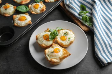 hamur içinde pişmiş yumurta