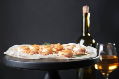 Pastırma ile stand tarak koyu arka plan üzerine sarılmış.