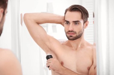 Yakışıklı delikanlı ile deodorant banyoda