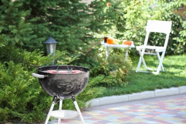 Barbekü Izgara üzerinde arka bahçesinde leziz köftesi ile