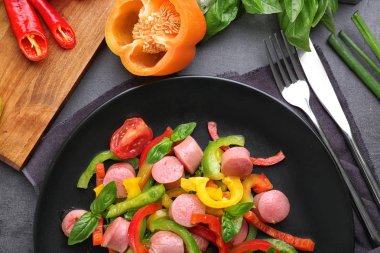 Plaka sebze salatası ile 