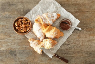 Lezzetli kruvasan ile kompozisyon