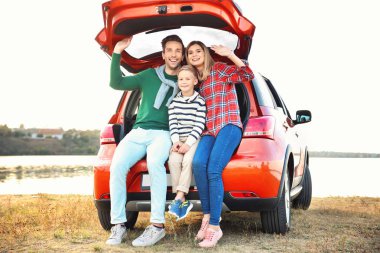 Sevimli çocukla araba bagajı Nehri yakınında oturan genç aile