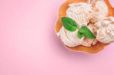 Gözleme kase renk arka plan üzerinde karamelli dondurma ile