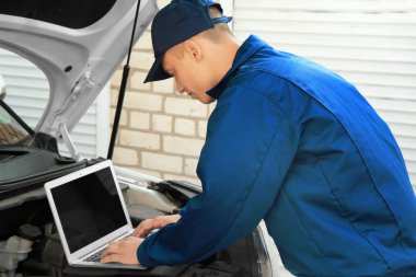 Açık havada araba tamir bilgisayar tanılama programı kullanarak otomatik mekanik