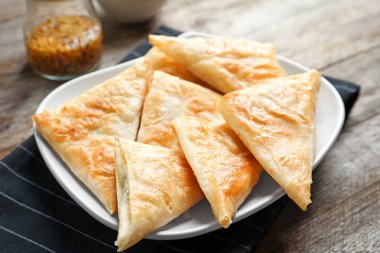 Masada lezzetli samosas plakalı