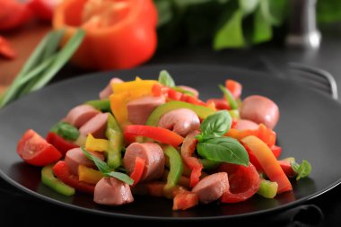 Plaka sebze salatası ile  