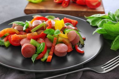 sebze salatası ve sosis