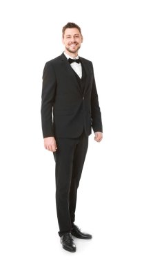 beyaz zemin üzerine yakışıklı garsonu