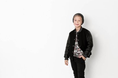 Beyaz arka plan üzerinde moda yakışıklı