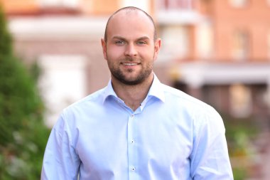 Yakışıklı genç adam arka plan bulanık üzerinde