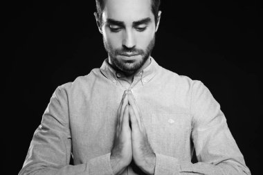 siyah arka plan üzerine yakışıklı delikanlı