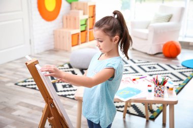 Küçük kız evde tuval