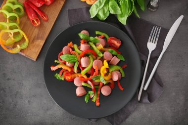 sebze salatası ve sosis