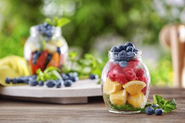 Meyve ve çilek ile jar