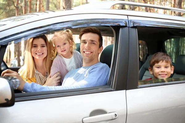 Happy family in car on sunny day — Stock Photo, Image