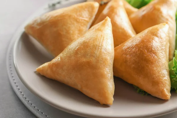 Deliciosas samosas assadas — Fotografia de Stock