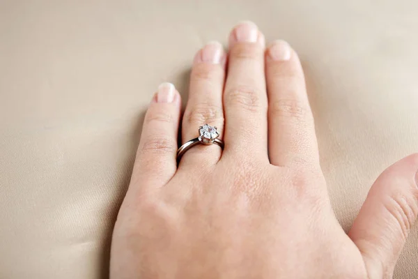 Mulher usando anel de noivado de luxo — Fotografia de Stock