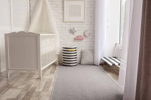 Çocuğun odası iç gri halı ile