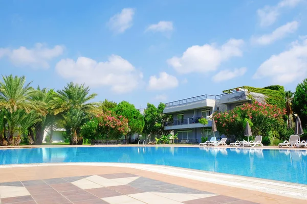 Modern bir otel Yüzme Havuzu, açık havada bakış