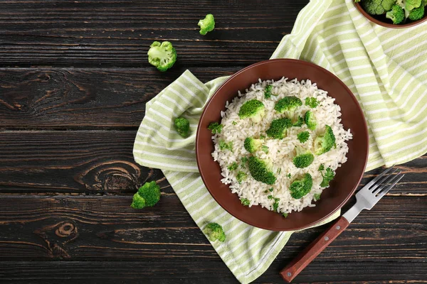 Tabak pirinç ve brokoli ahşap tablo — Stok fotoğraf