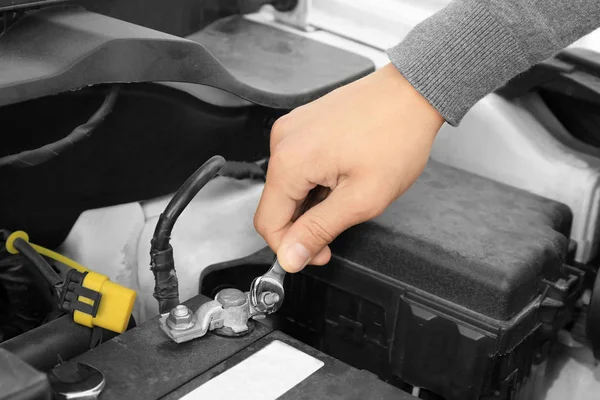 Auto mechanic repairing car — Stock Photo, Image