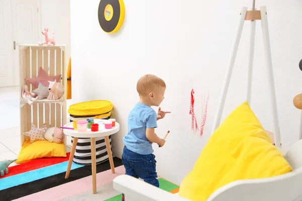 Little boy painting on wall at home — Stock Photo, Image