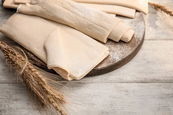 Taze çiğ puf hamur ile kurulu