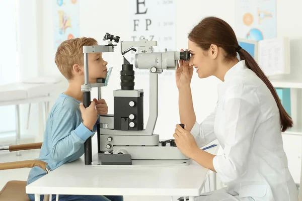 Criança bonita no escritório do oftalmologista — Fotografia de Stock
