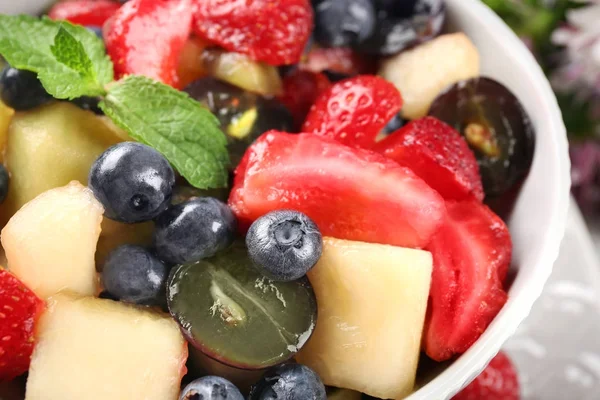 Lezzetli meyve salatası, closeup kase