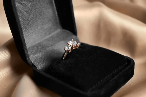 Hermoso anillo de compromiso — Foto de Stock