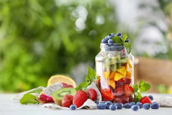 Vasetto con frutta e bacche — Foto Stock