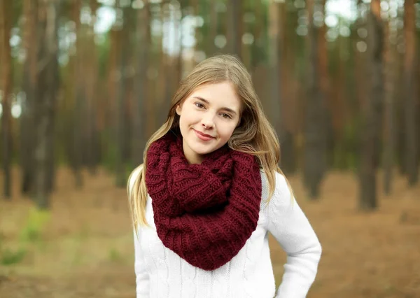 Portrét krásné usměvavá mladá žena venku — Stock fotografie