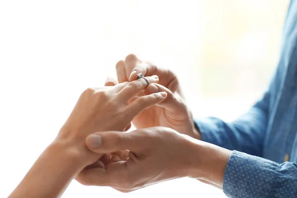 Man brengen prachtige verlovingsring op zijn geliefde, close-up — Stockfoto