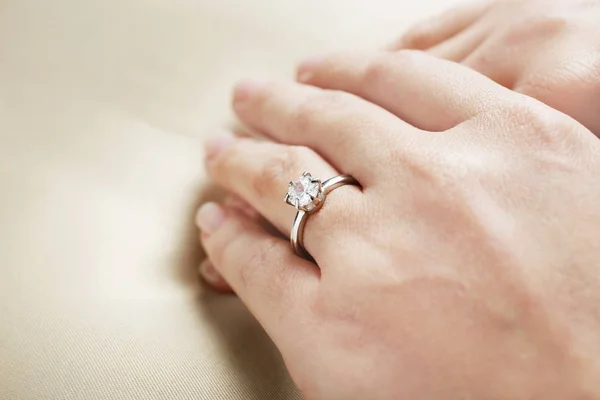 Mulher usando anel de noivado de luxo — Fotografia de Stock