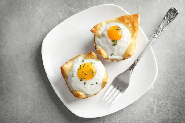 Hamur içinde pişmiş yumurta — Stok fotoğraf