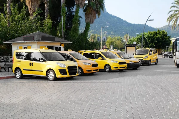 Такси, стоящие в зоне парковки — стоковое фото
