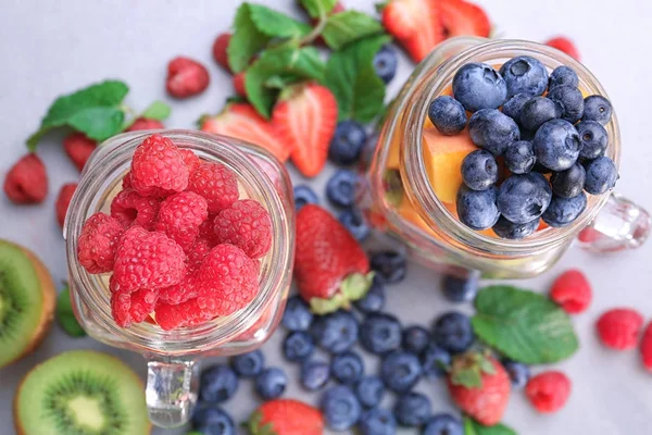 Frascos Mason con frutas y bayas en la mesa — Foto de Stock