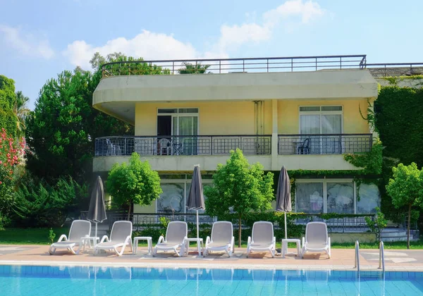 Vista del hotel moderno con piscina, al aire libre — Foto de Stock