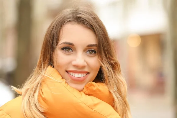 Açık havada turuncu kirpi ceketli çekici gülümseyen kadın — Stok fotoğraf
