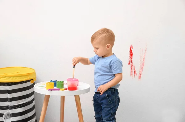 Jongetje schilderen op de muur thuis — Stockfoto