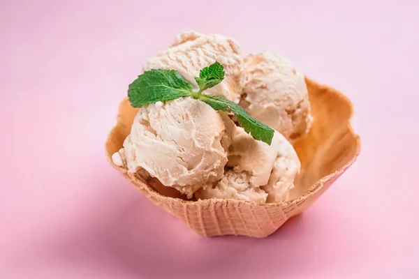 带焦糖冰淇淋的华夫饼碗颜色背景 — 图库照片
