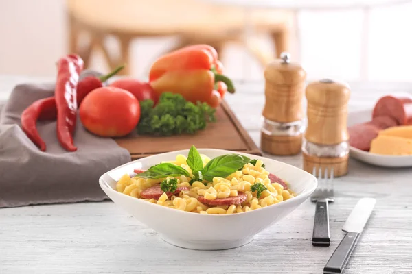 Pasta med korv i keramikskål — Stockfoto