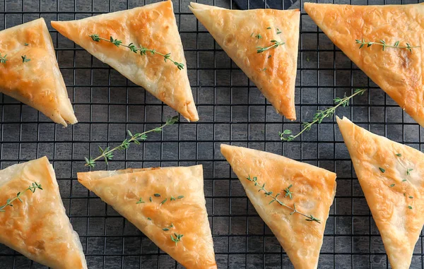 Support de refroidissement avec de délicieux samosas sur la table — Photo