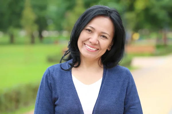 Hermosa mujer madura al aire libre — Foto de Stock