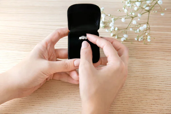 Caja de espera de mujer con hermoso anillo de compromiso en la mesa — Foto de Stock