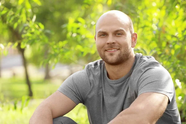 Handsome young man, outdoors — Stock Photo, Image